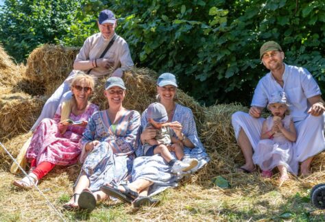 Három generáció – nagyszülők, szülők és kisgyermekek – boldogan együtt a Krisna-völgyben, egy párkapcsolati és sikeres együttműködést segítő elvonuláson.
